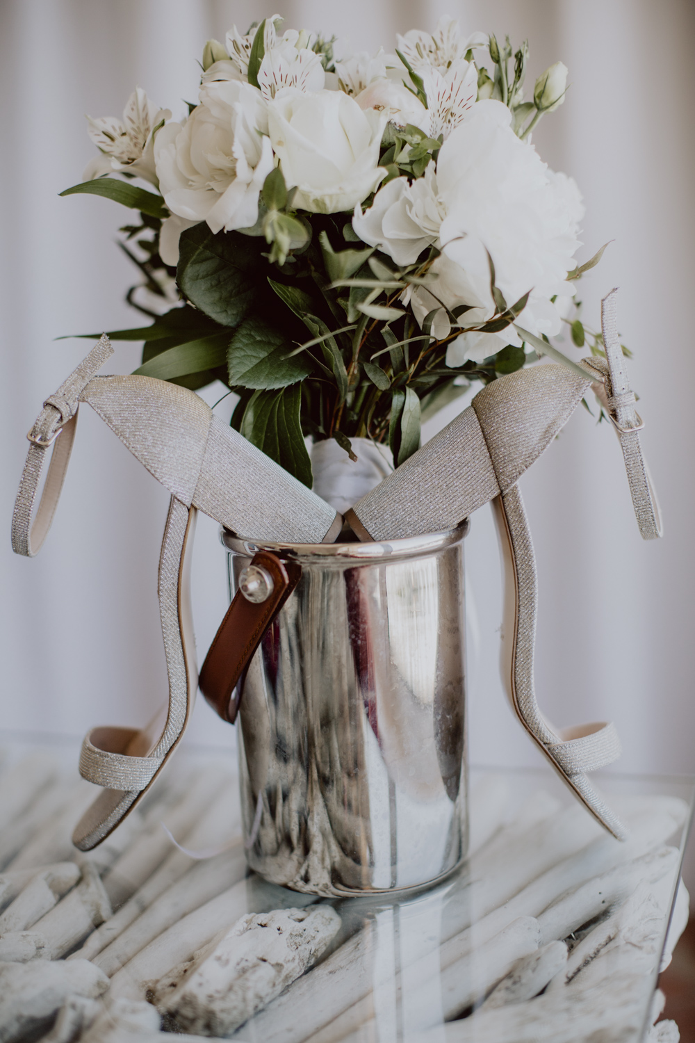 bouquet de fleurs et chaussures de mariée