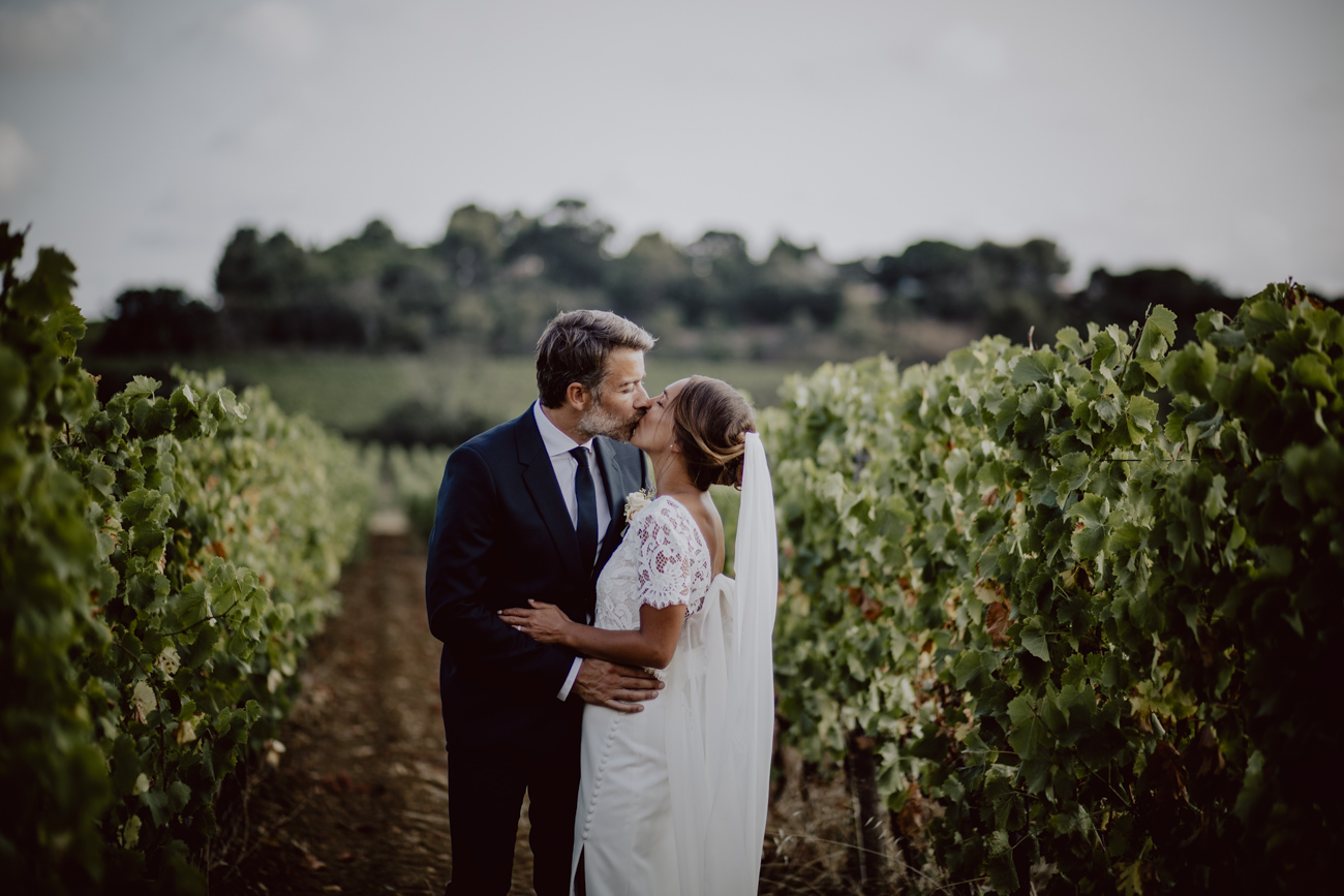 couple de mariés dans les vignes