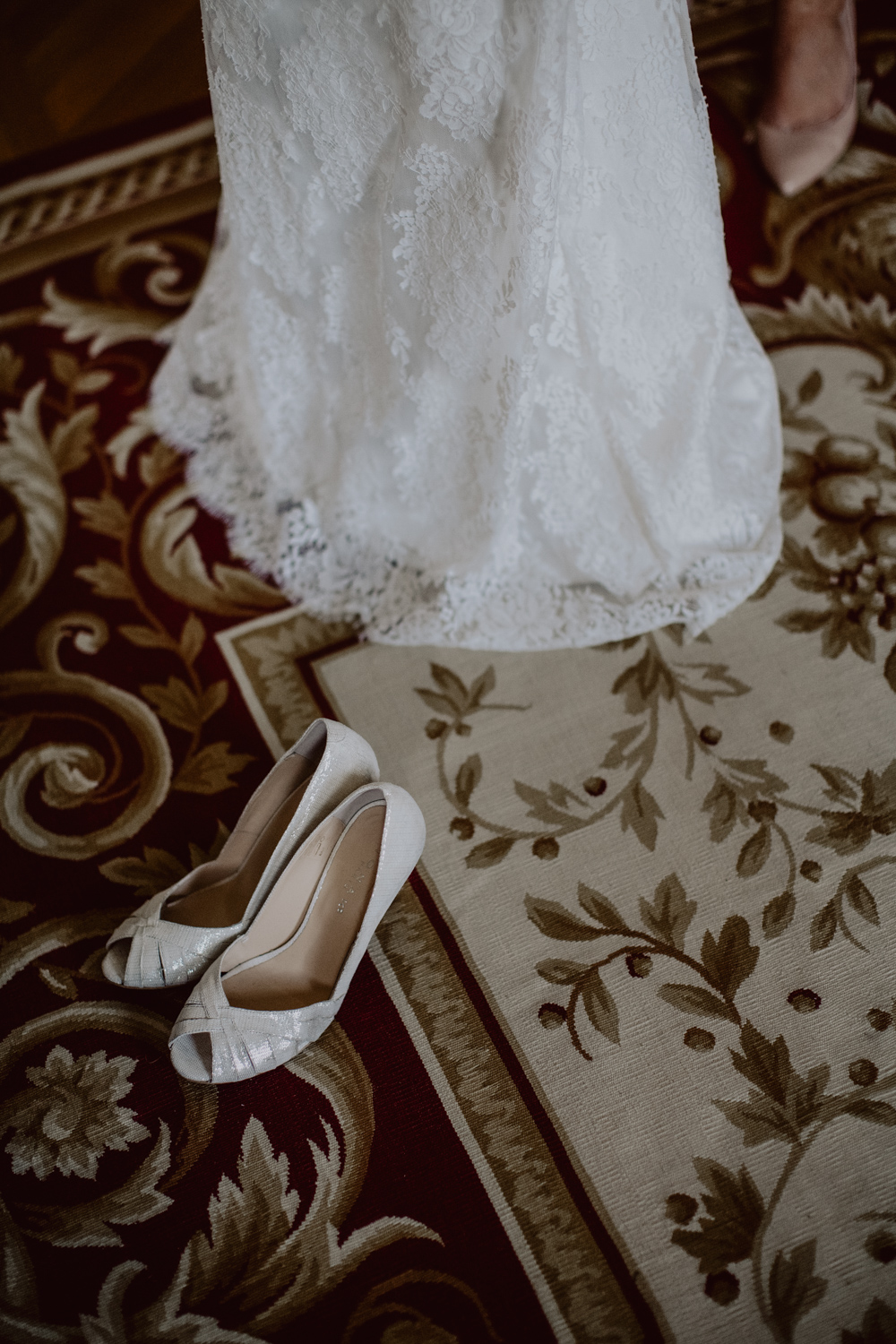les chaussures et la robe de la mariée
