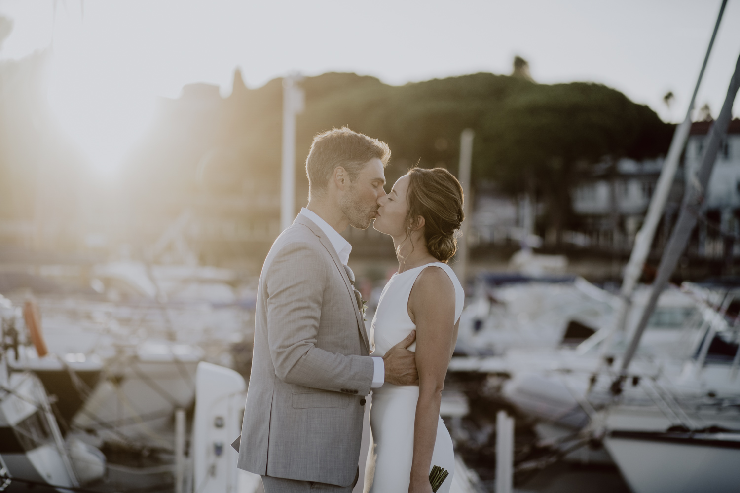photos de couple marié sur un ponton