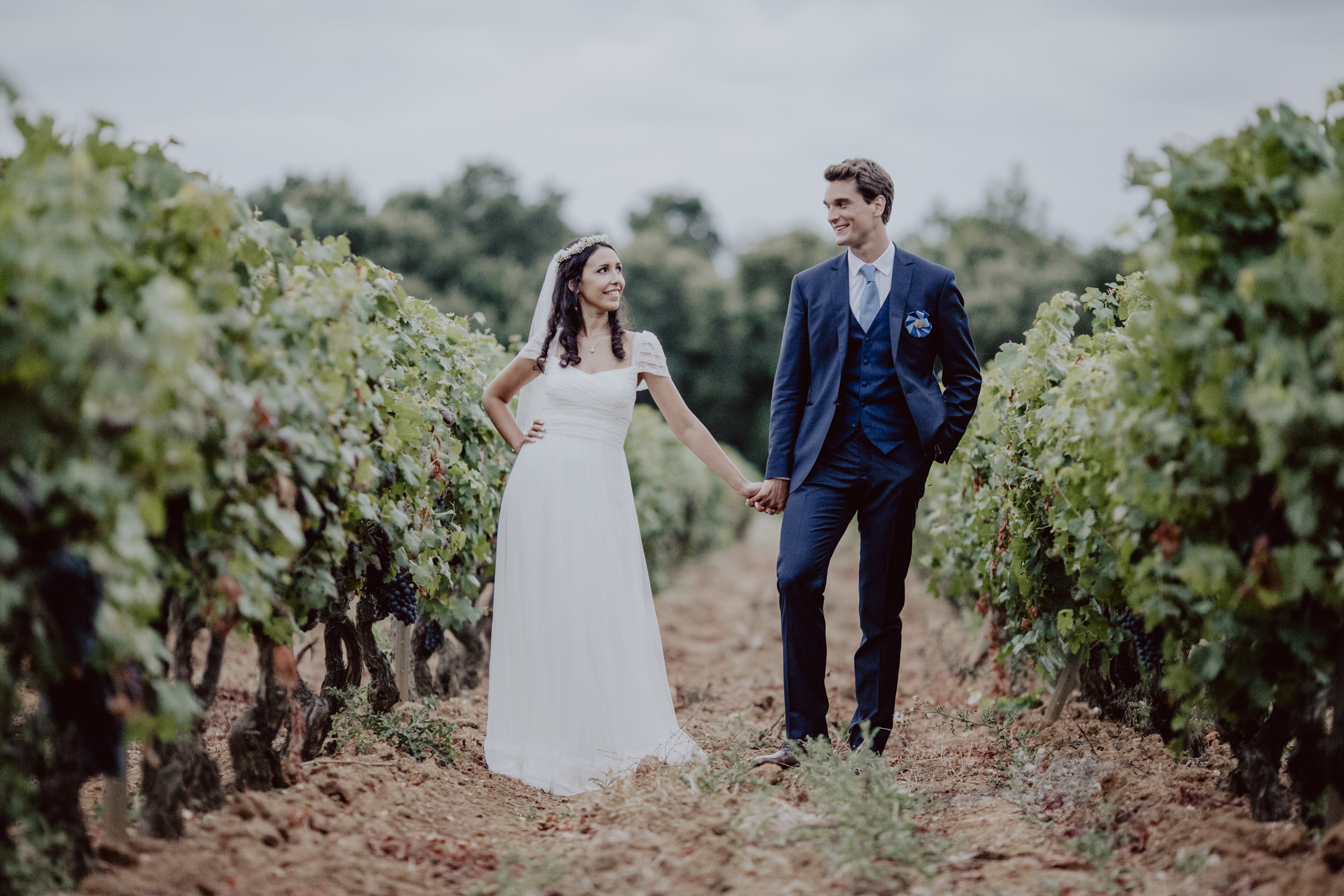 couple de mariés dans les vignes