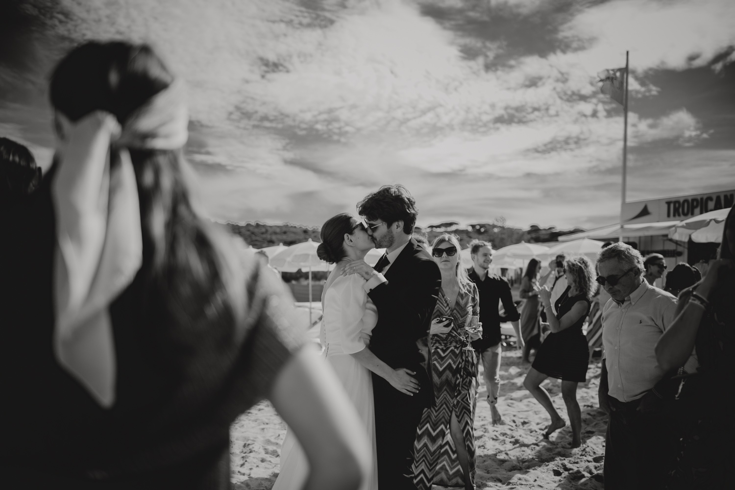 couple de mariés qui s'embrassent sur la plage