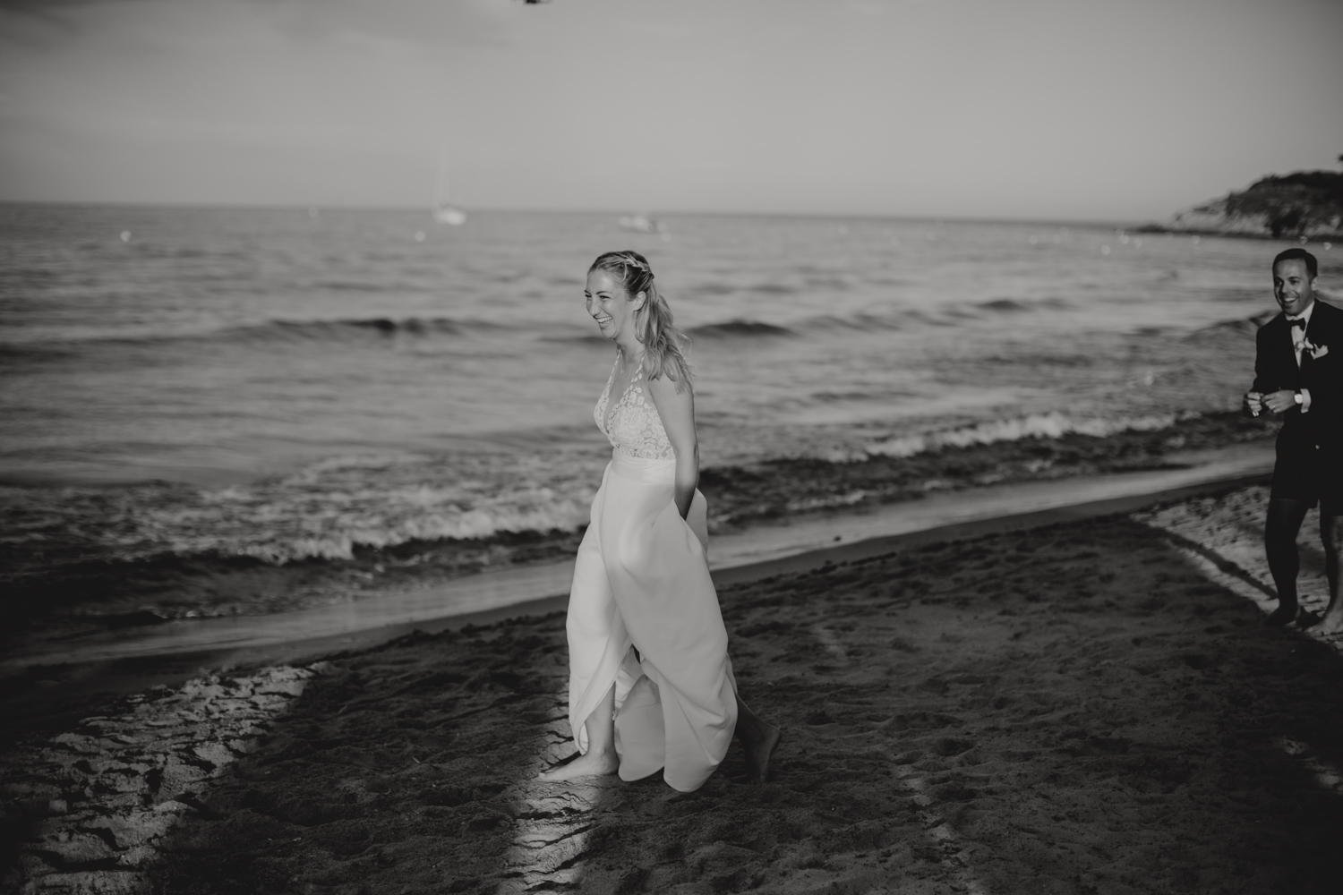 mariée qui danse sur la plage