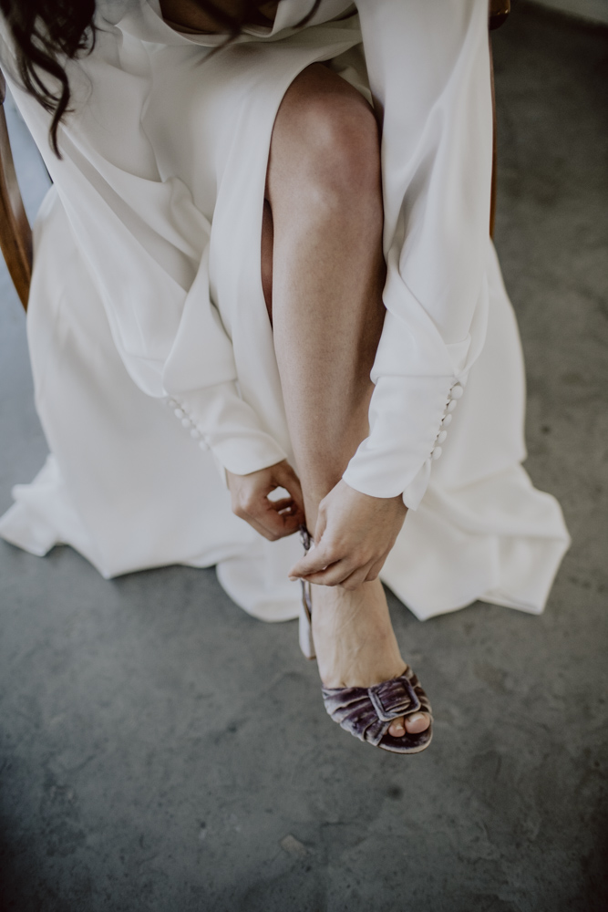 la mariée met ses chaussures