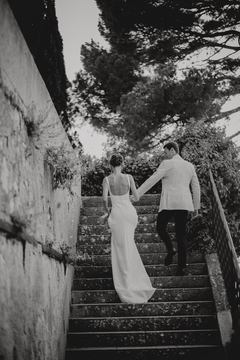 couple de mariés qui montent un escalier
