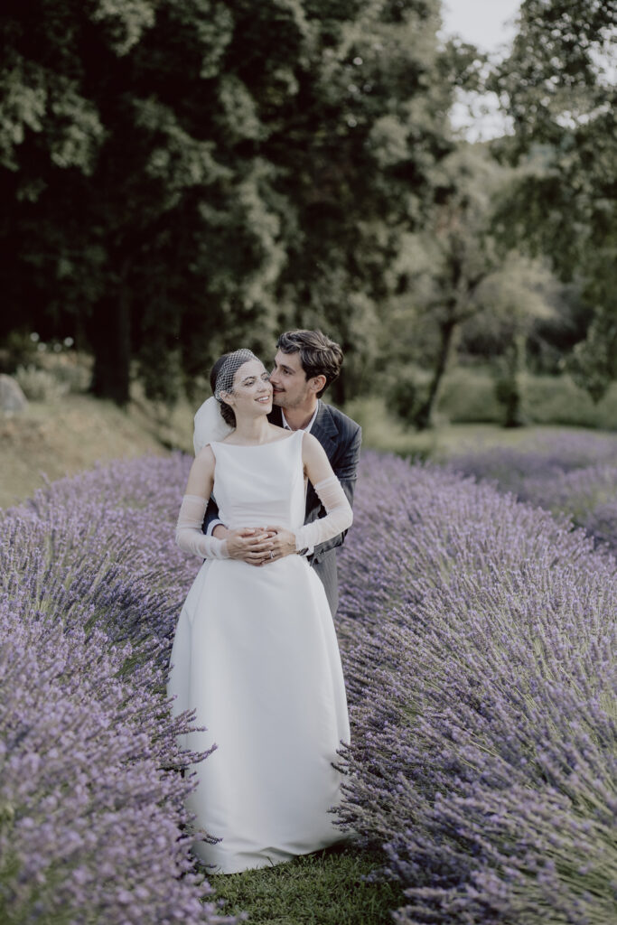 couple de mariés dans les lavandes