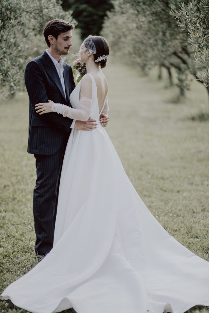 couple de mariés dans les oliviers