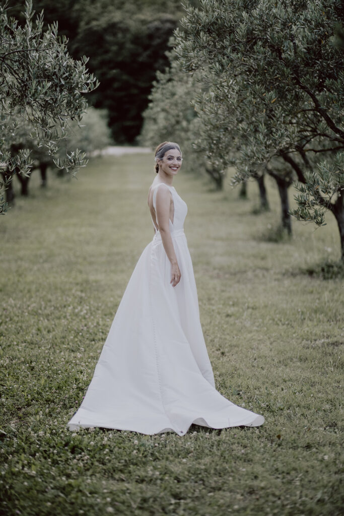 mariée dans les oliviers
