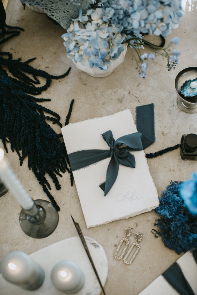 Papeterie de mariage artisanale avec illustrations d'hippocampes et méduses, décoration marine Villa Rocabella