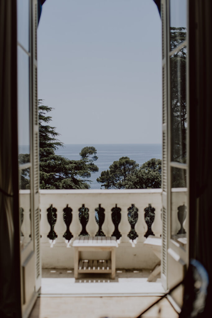 Vue panoramique sur la mer Méditerranée depuis le balcon à balustrade blanche de la Villa Rocabella au Pradet